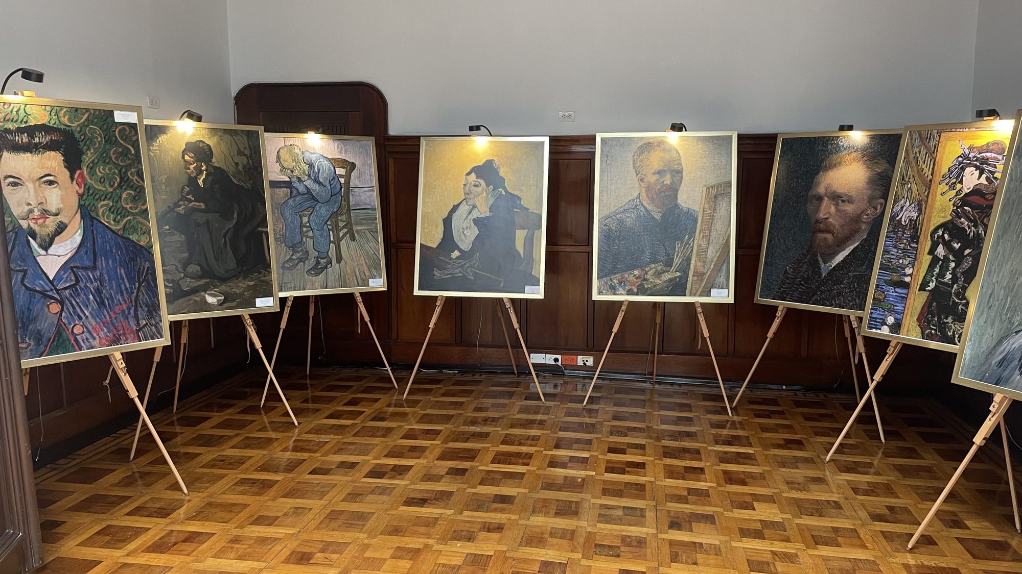 Experiencia inmersiva Van Gogh 2026: visitantes recorriendo la sala con obras proyectadas