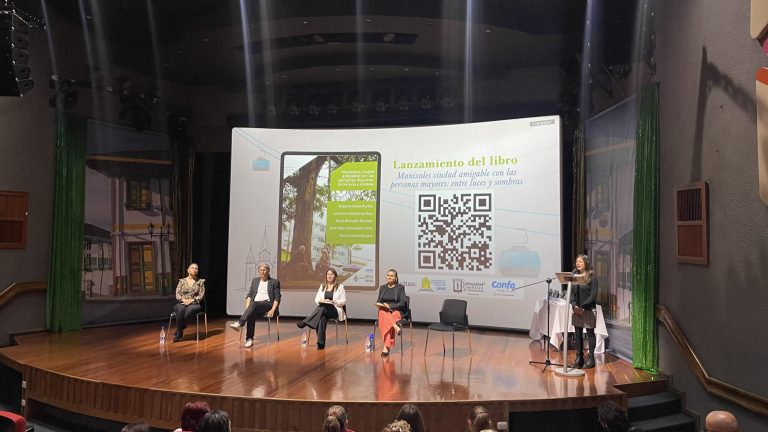 Personas presentan el ibro Manizales ciudad amigable con personas mayores