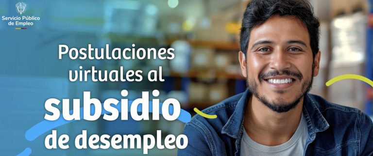 Hombre sonriente trabaja en su computador