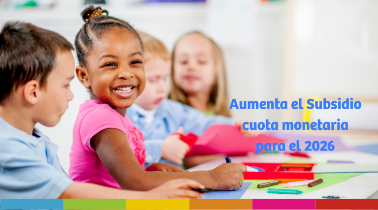 Niños y niás sonrién mientras hacen las tareas