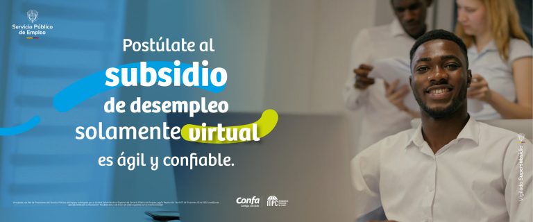 Hombre feliz, sonríe porque es beneficiario del subsidio de desempleo