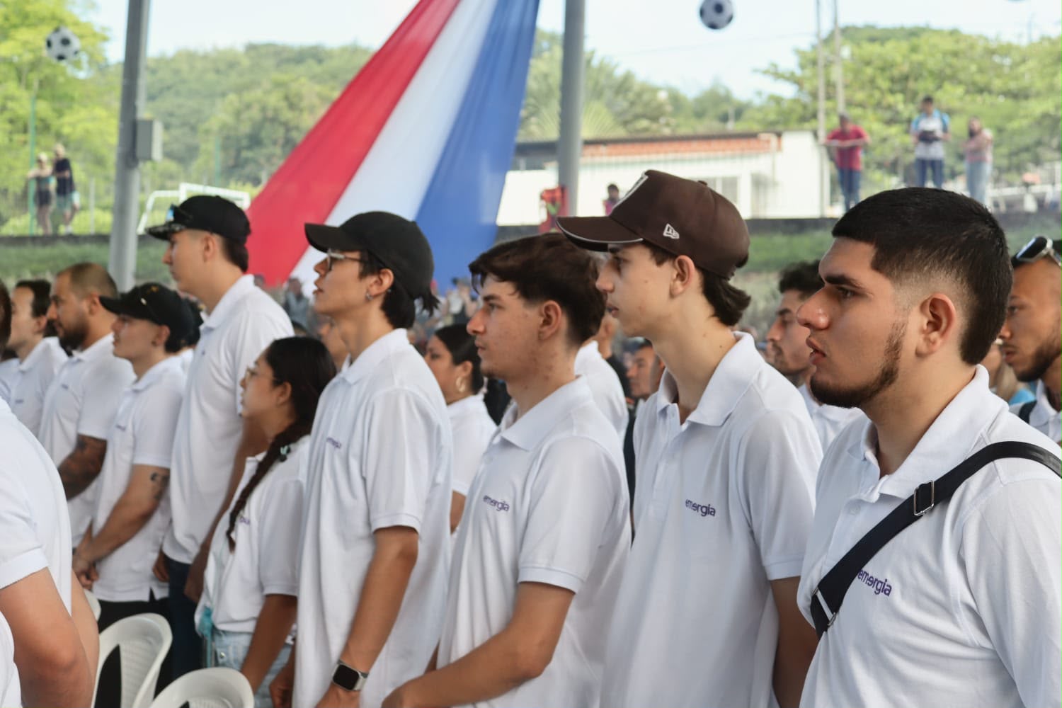Deportistas de pie en la inauguración de los Juegos