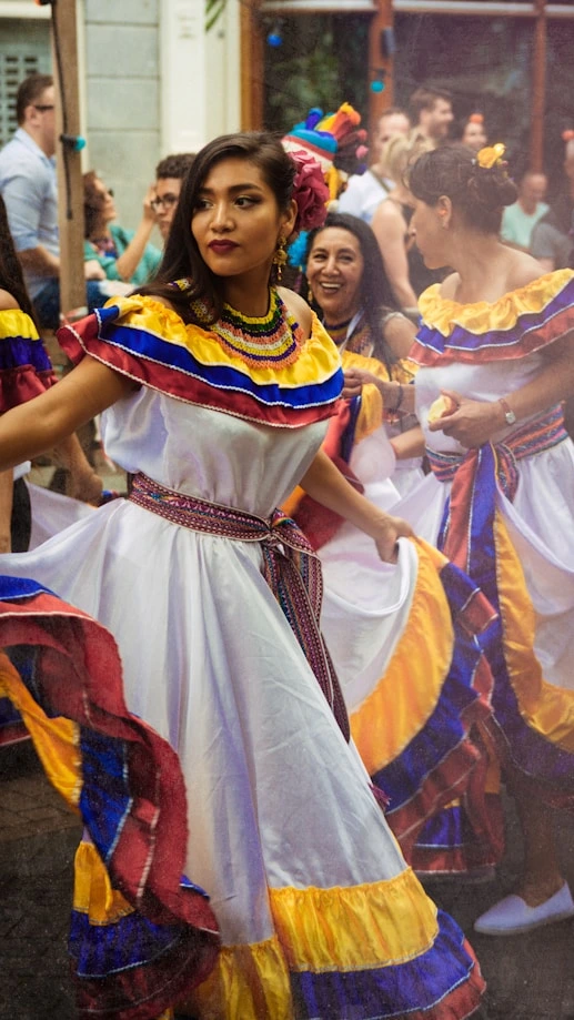 Mujeres bailando con trajes folcl&oacute;ricos coloridos