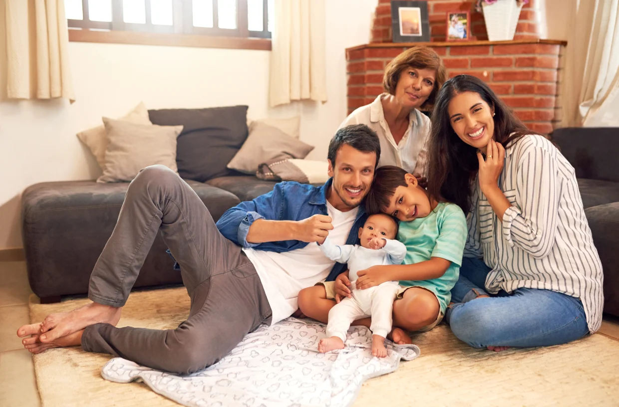 Familia sonriendo en su hogar