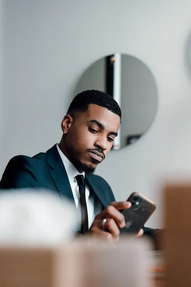 Hombre de traje revisando su celular