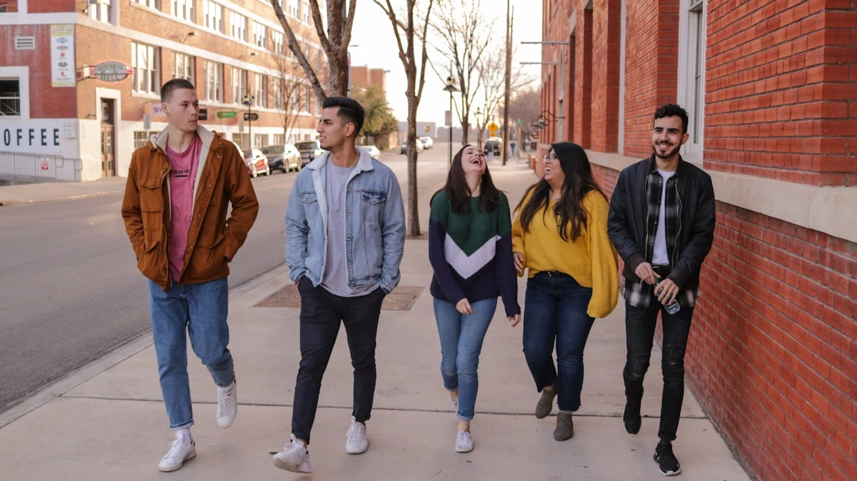 J&oacute;venes estudiantes caminando juntos