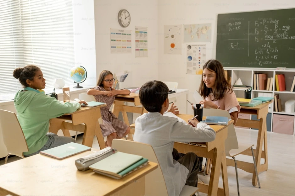 Ni&ntilde;os conversando y compartiendo en el aula del preescolar