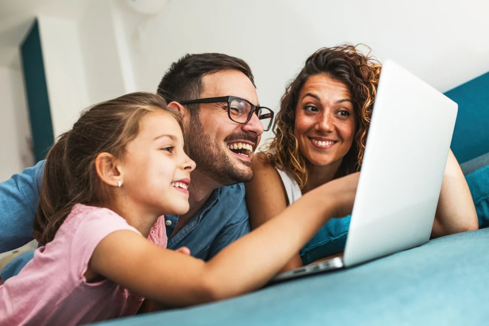 Familia usando servicios digitales de Confa en un computador