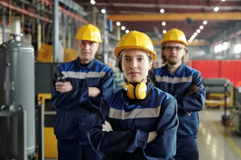 Trabajadores con casco de seguridad en una planta industrial