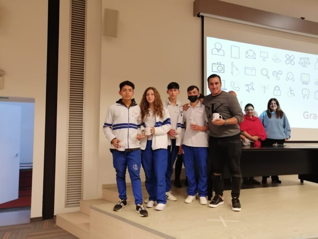 Jóvenes que se ganaron el primer puesto de la Feria de Proyectos