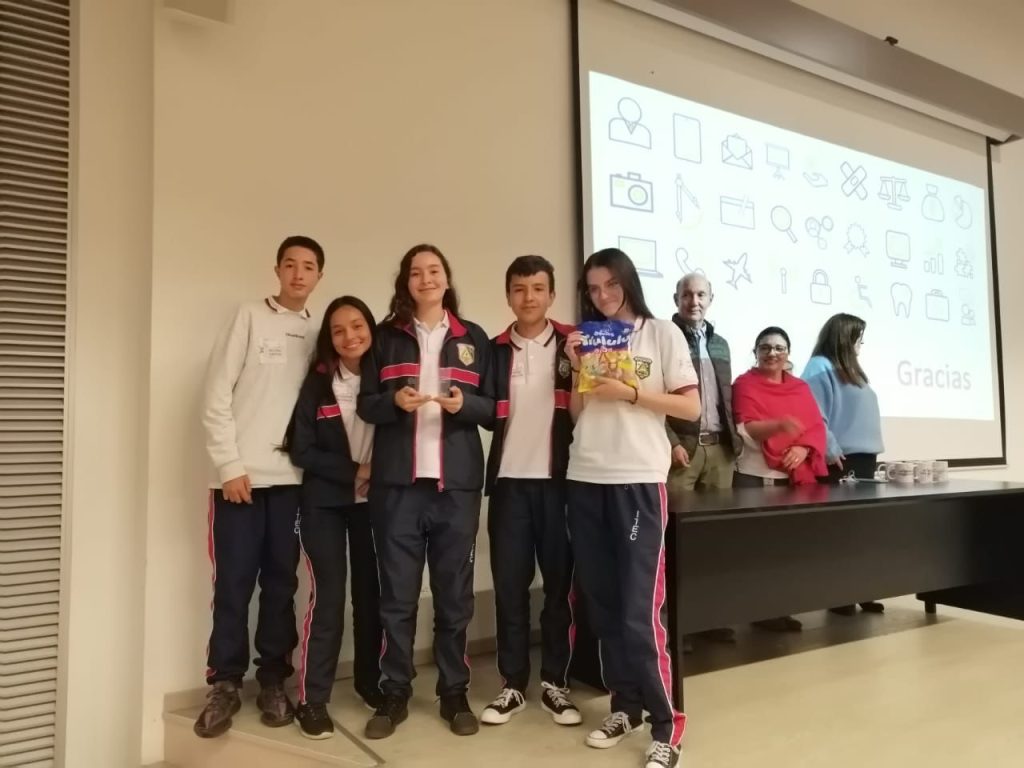Jóvenes que se ganaron el segundo puesto de la Feria de Proyectos