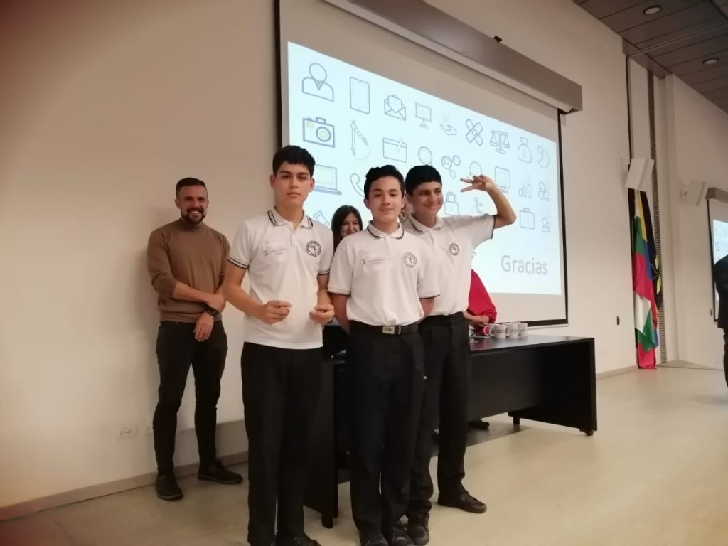 Jóvenes que se ganaron el tercer puesto de la Feria de Proyectos