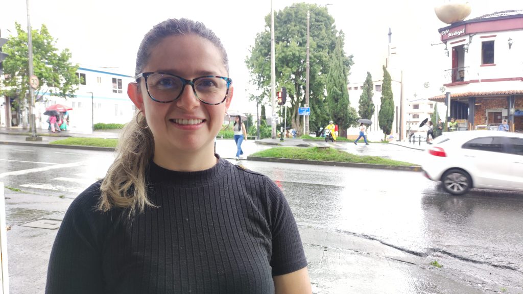Mujer joven, sonriente. 