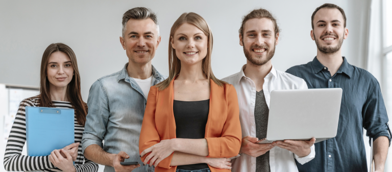Personas reunidas sonrientes