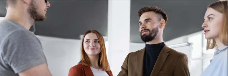 Personas jóvenes se dan la mano y sonríen