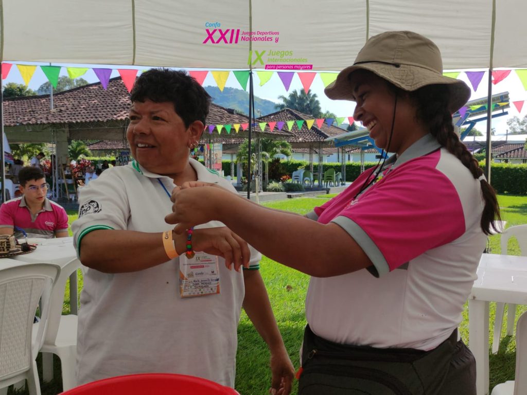 Adulta mayor feliz comparte