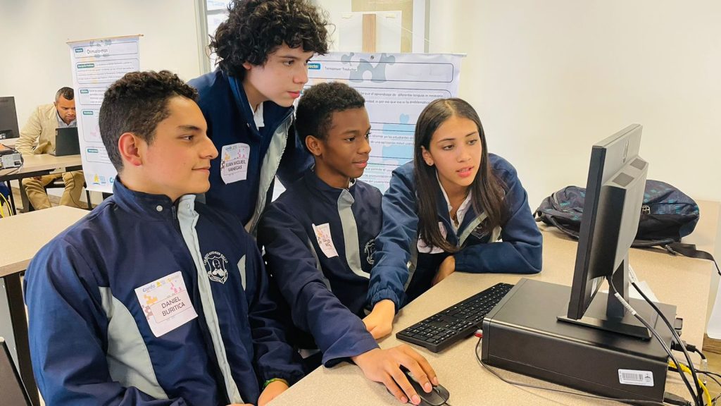 Jóvenes en computador hacen sus trabajos