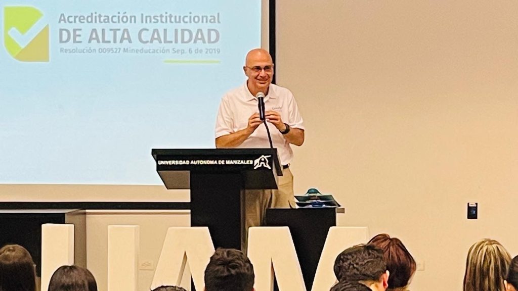 Director de Confa da un saludo