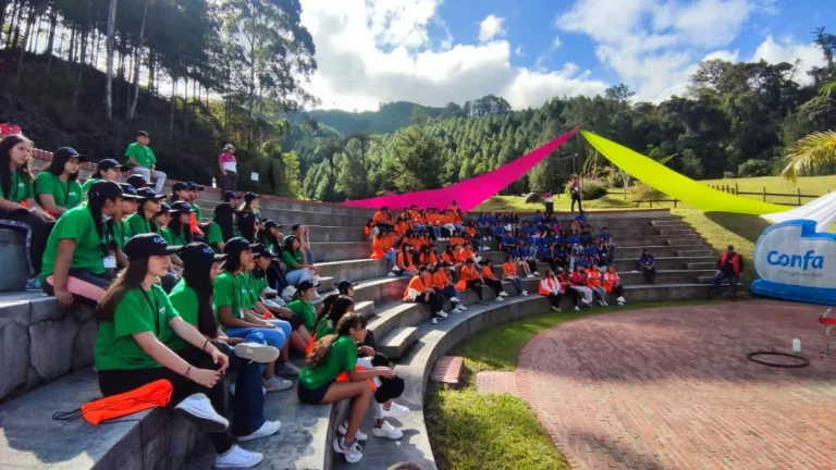 Jóvenes sentadas en gradas