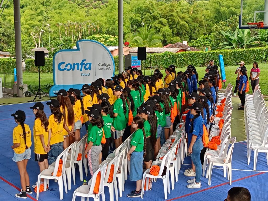 Personas reunidas enn un evento.
