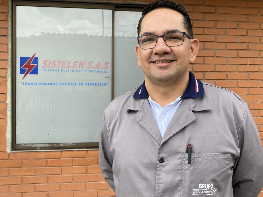 Hombre feliz sonríe