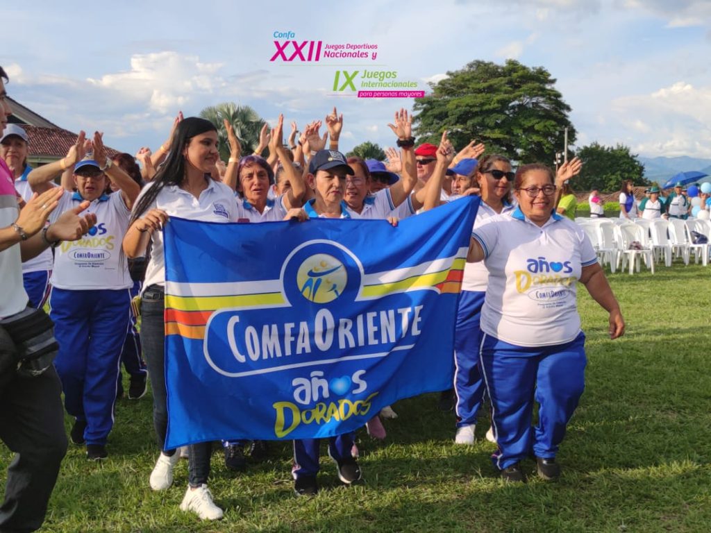 Personas desfilan felices
