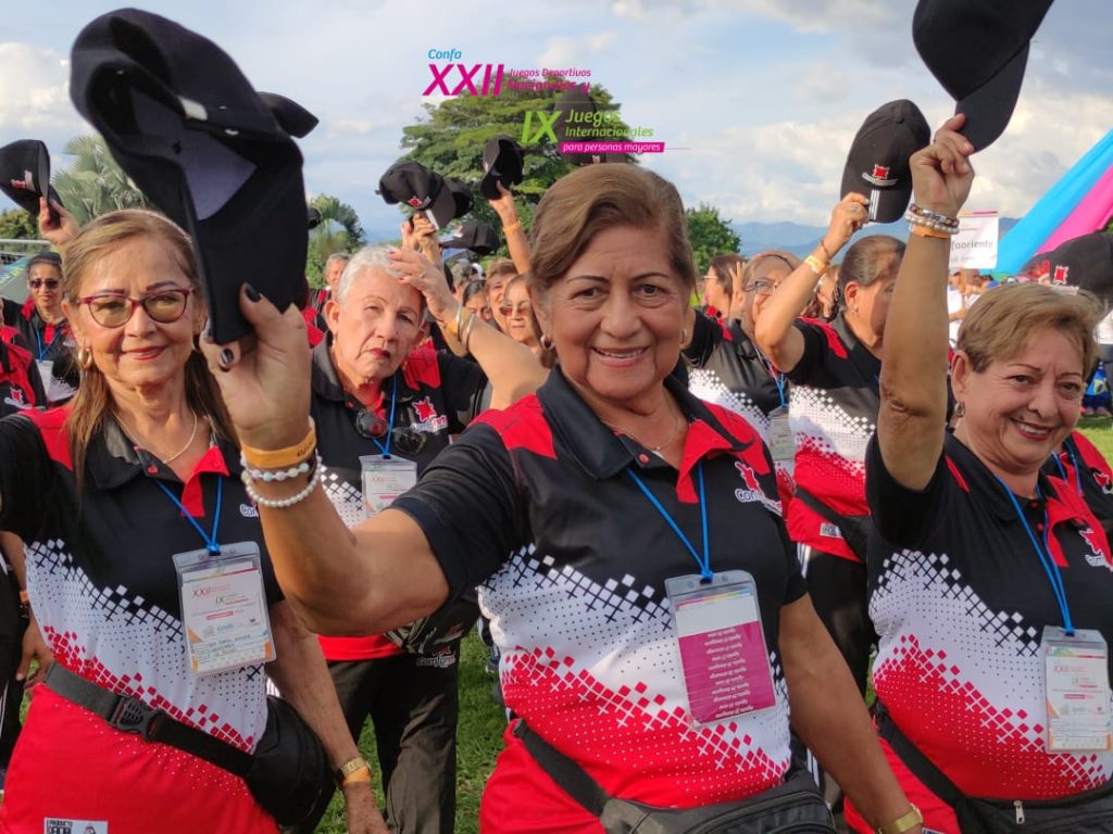 Personas desfilan felices