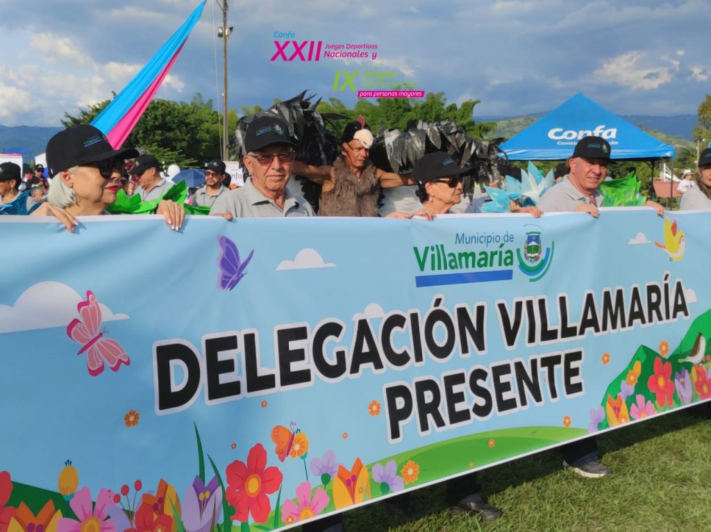 Personas desfilan felices