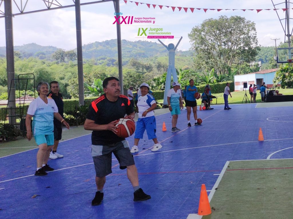 Hombre juega baloncesto