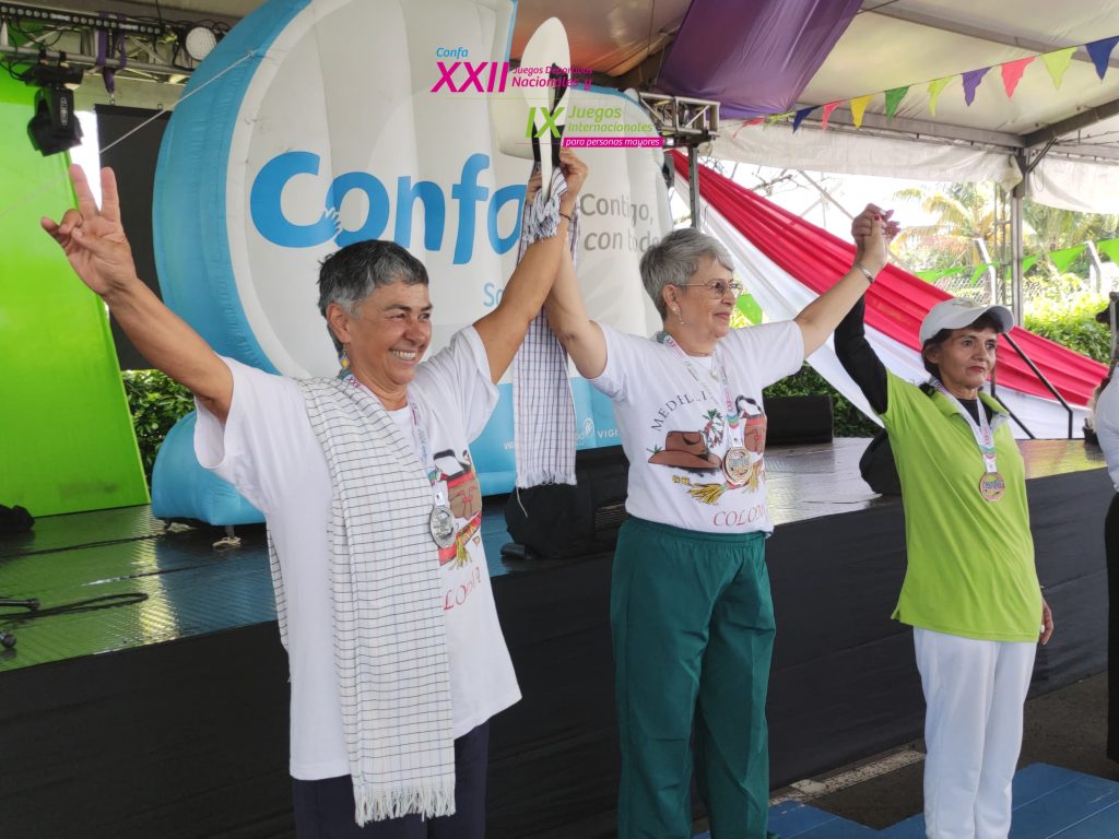 Adultos mayores celebran
