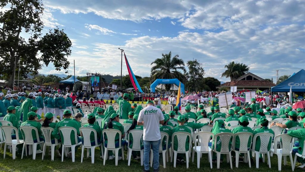 Personas en evento de inauguración de juegos de adultos