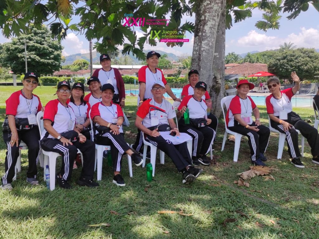 Personas disfrutan en grupo