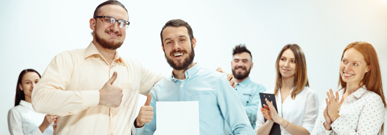 Personas felices, se aplauden entre ellas