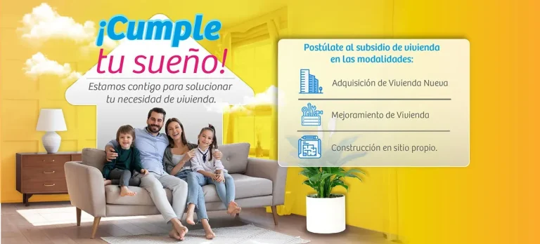 Familia feliz en sala de la casa
