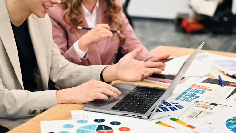 Personas escriben en computador